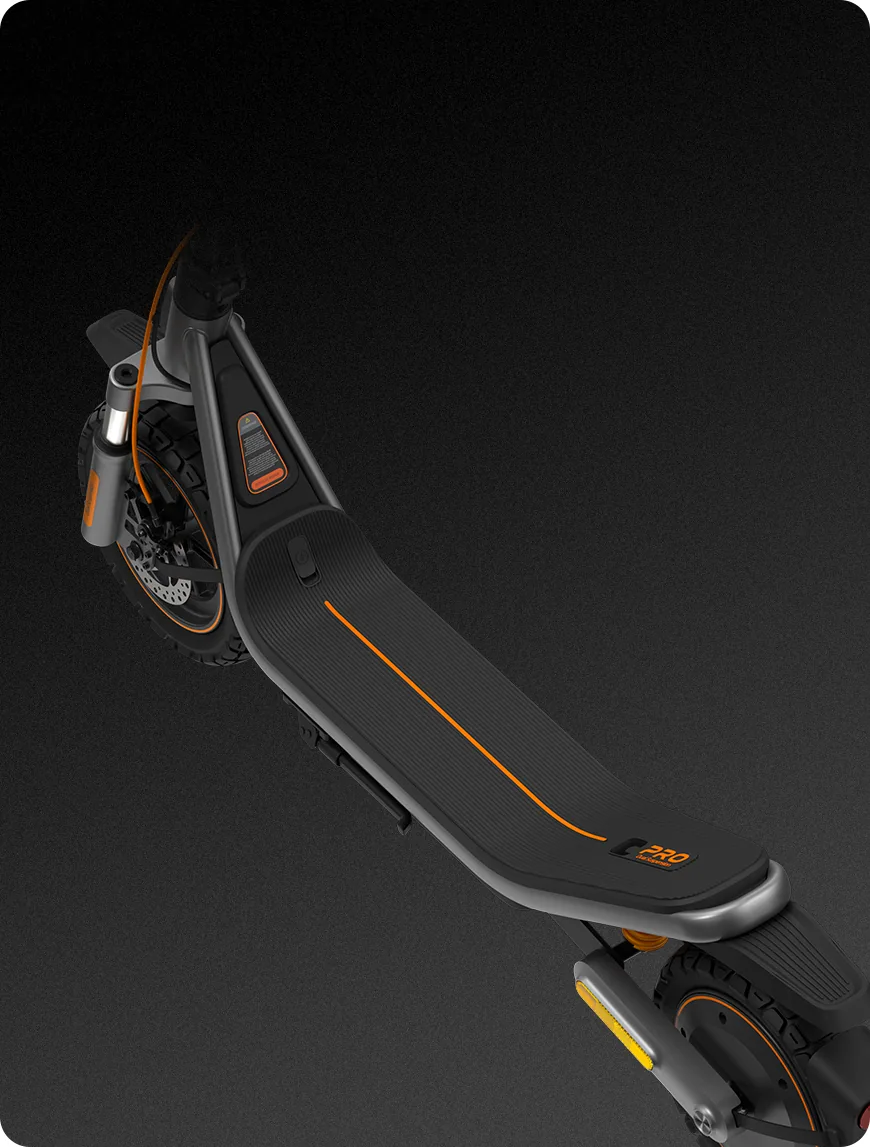 Plateau de la Xiaomi Electric Scooter 6 Pro vu en plongée depuis le guidon jusqu'à la roue arrière