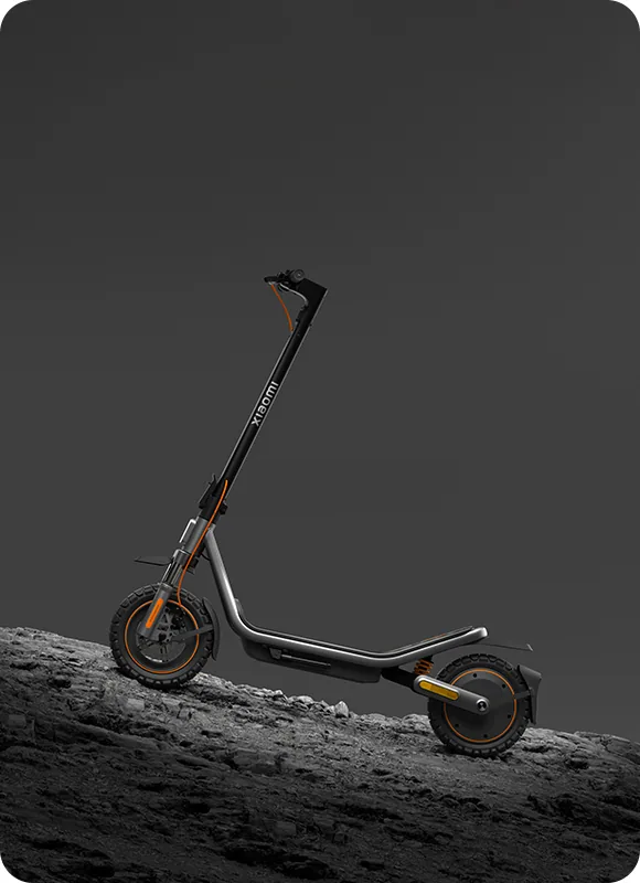 Trottinette électrique Xiaomi Electric Scooter 6 Pro noire, vue de côté légèrement en biais, sur une roche