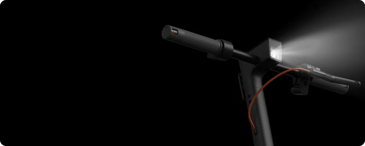 Guidon de la Xiaomi Electric Scooter 6 avec le phare avant allumé, de nuit