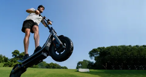Personne qui roule sur la Xiaomi Electric Scooter 6 en montée, vue en contre-plongée