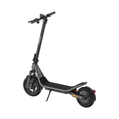 Trottinette électrique Xiaomi Electric Scooter 6 noire, vue de trois quarts avant, dépliée
