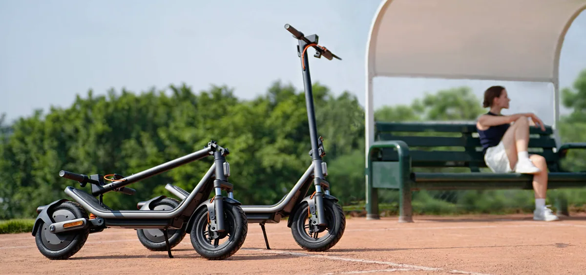 Deux Xiaomi Electric Scooter 6 garées dans un parc, l'une pliée, l'autre dépliée