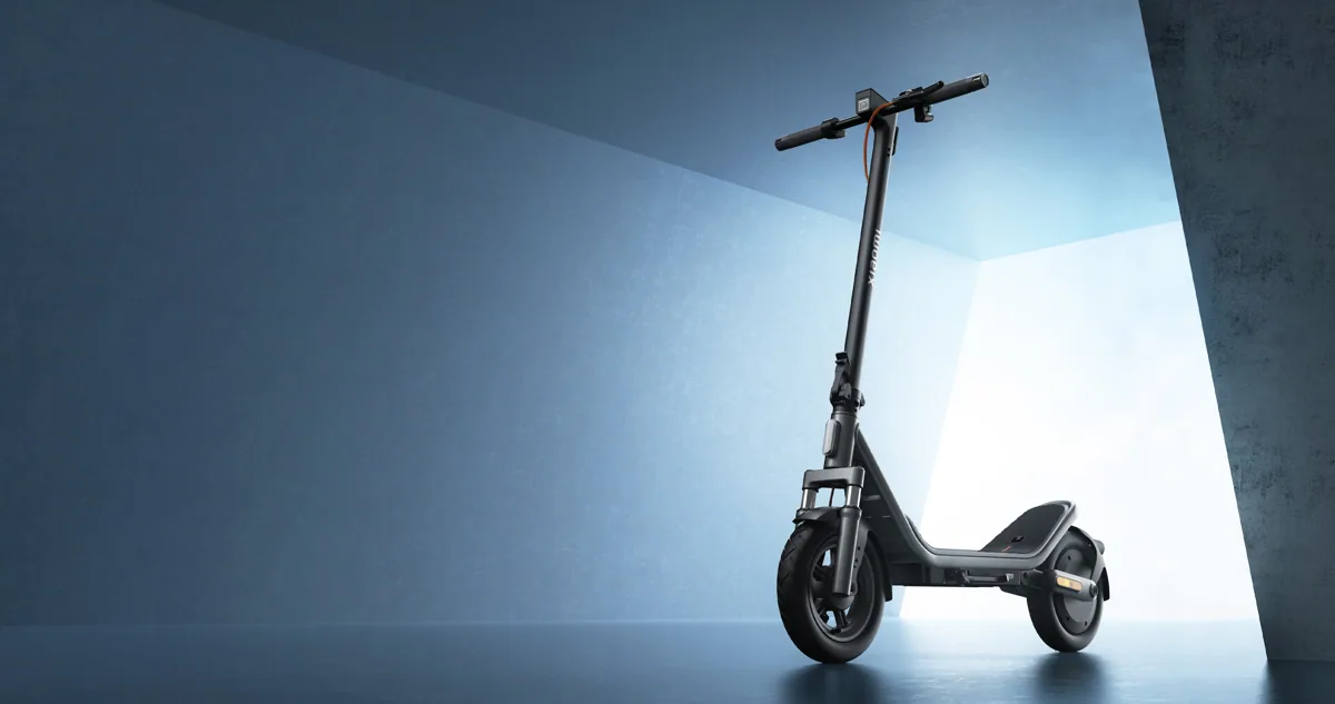 Trottinette électrique Xiaomi Electric Scooter 6 noire, vue de trois quarts avant, dépliée, dans une pièce éclairée